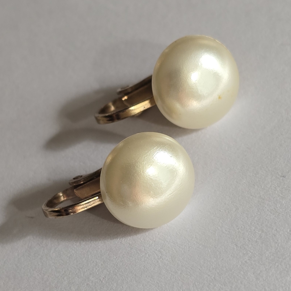 Vintage earrings white faux pearl clip on clipon gold tone pearlcore